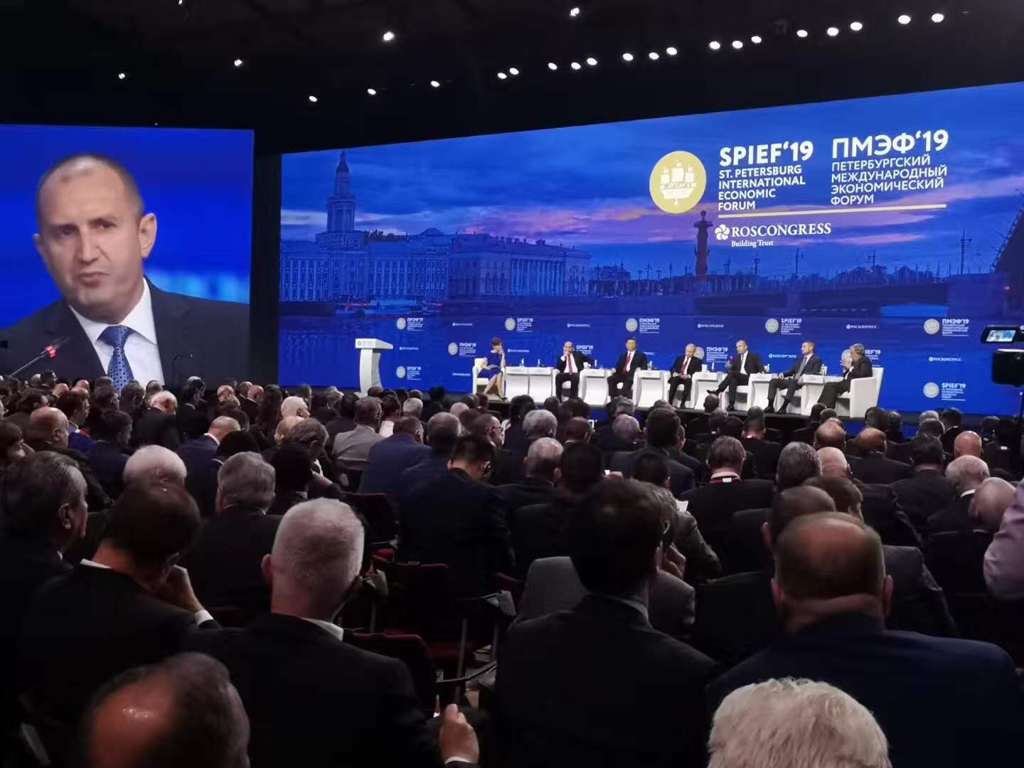 圣彼得堡经济论坛现场1 (1).jpg